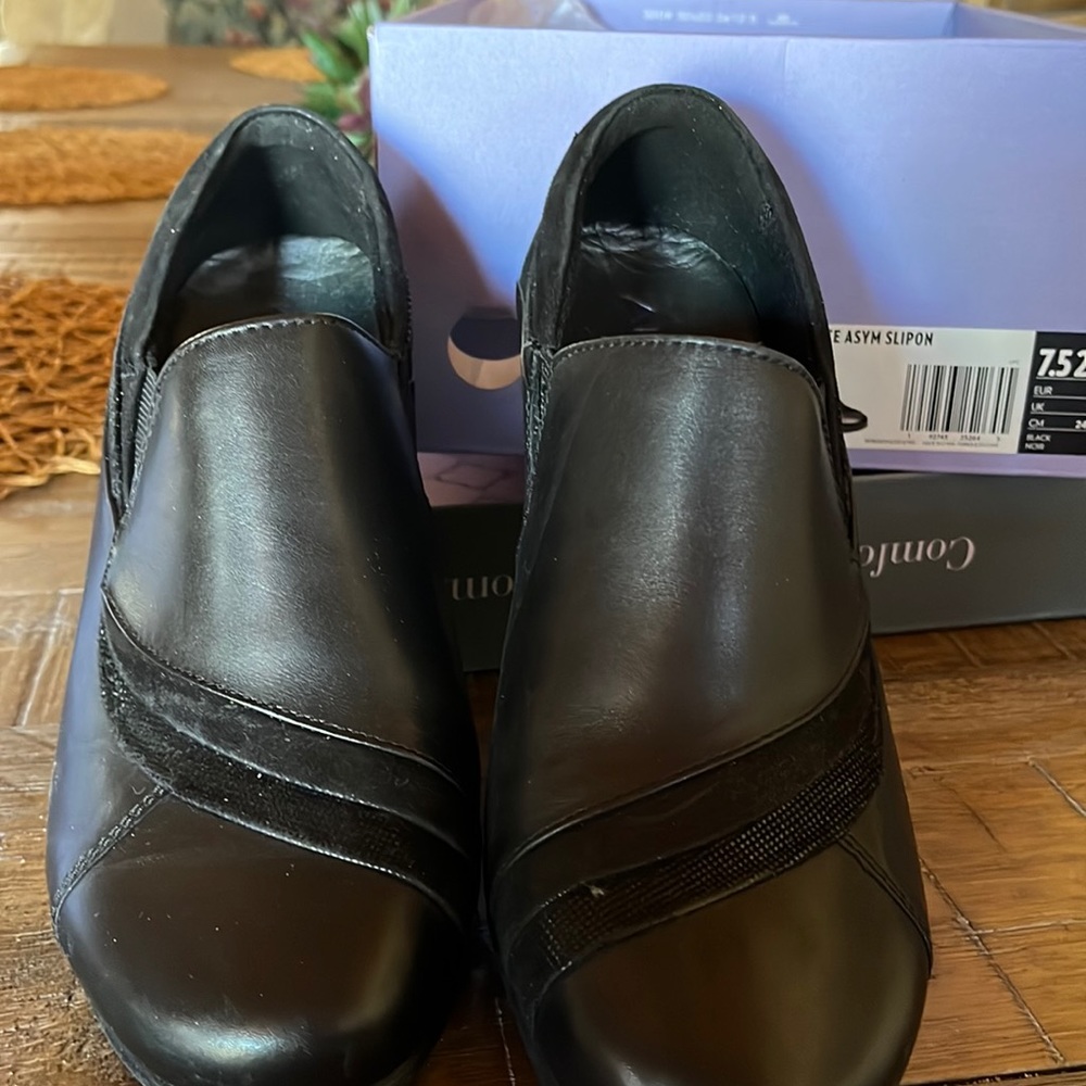 Aravon slip on shoes